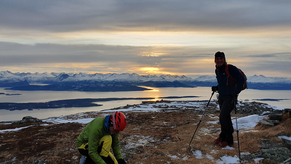 Fjelltreff på toppen i dag, André Aune og overraskende nok den ivrige Peakbook-brukeren Janne Eikås. Ble en kort hyggelig prat i den litt sure vinden på toppen.  