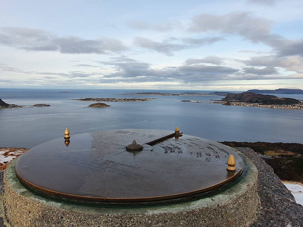 Øyene Giske og Vigra midt i bildet - Valderøya til høyre