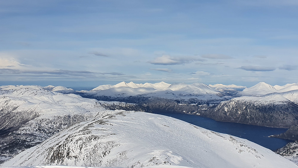 Fjellene på Ørskogfjellet midt i bildet