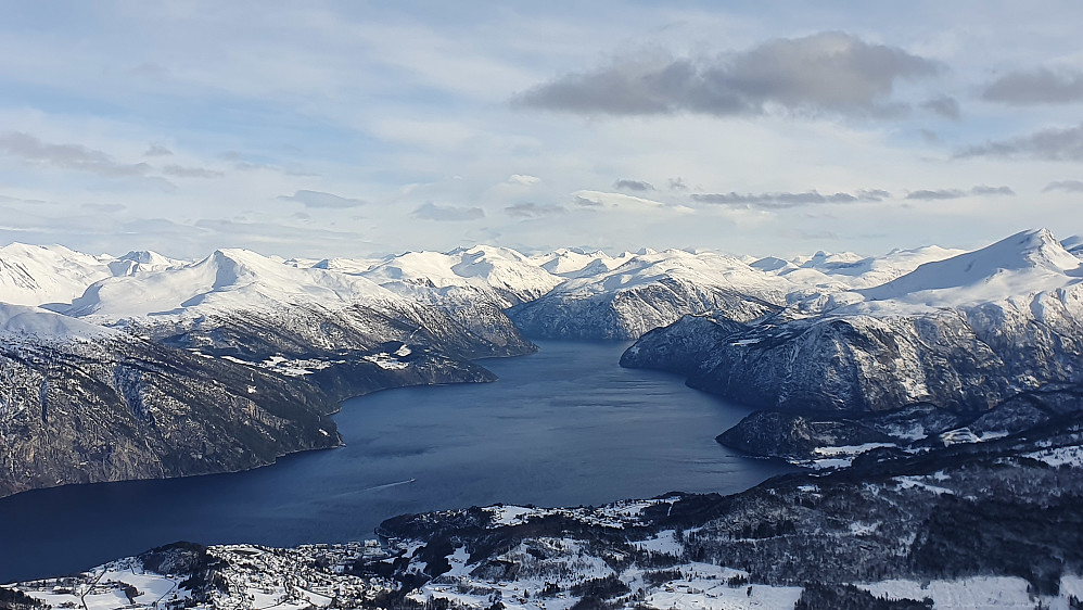 Storfjorden (Norddalsfjorden), Stranda nede til venstre