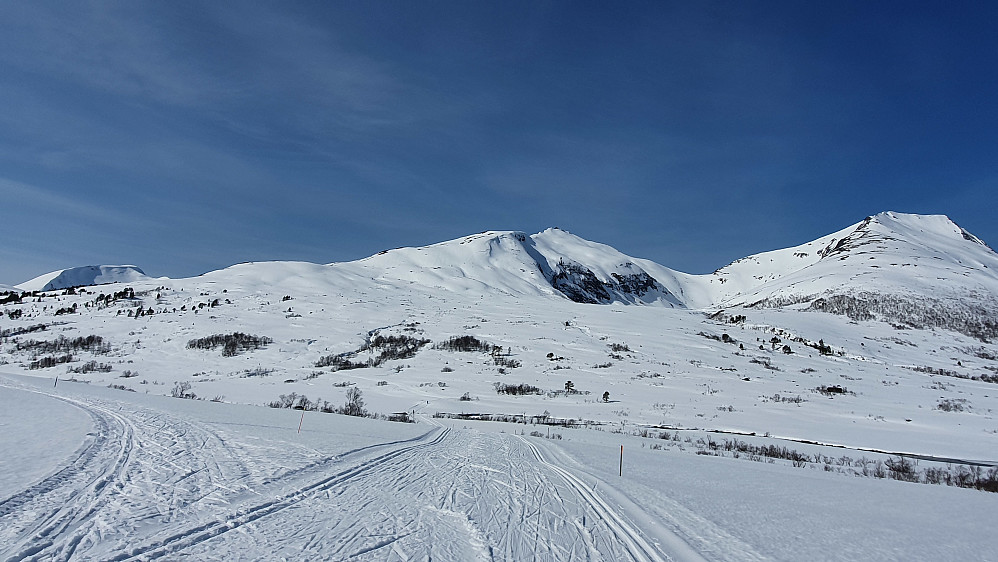 Løype til venstre går sør for Langvatnet, løype til høyre går nord for Langvatnet (samt runde i Vassdalen). Motsatt retning: fin løype til Rypa/Hjelset/Fursetfjellet