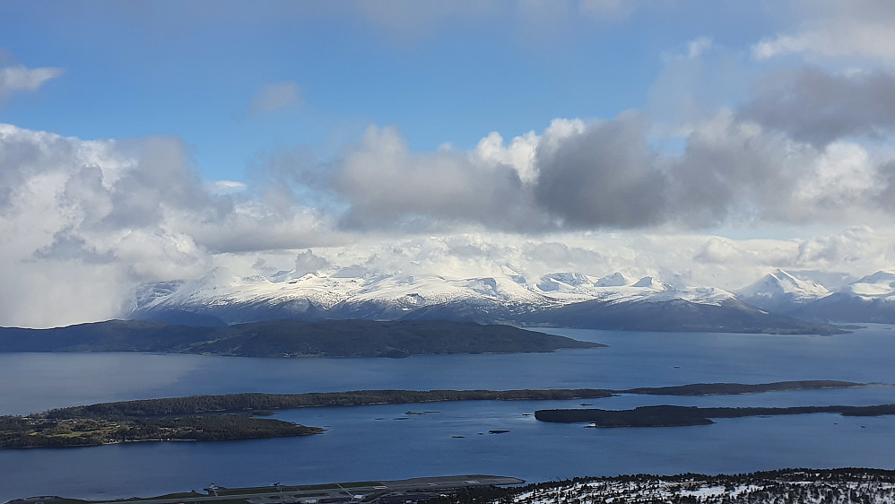 Mot Romsdalsfjorden og Romsdalsalper