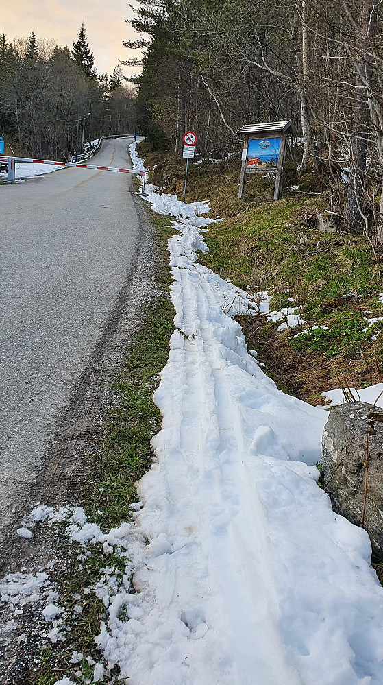Klorte meg til de siste rester av snø langs Vardevegen ned til bilen..