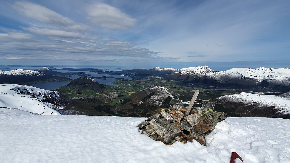 Så vidt varden stikker opp på Urfjellet, 22. mai 