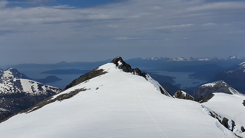 Midtre Finnan sett fra hovedtoppen