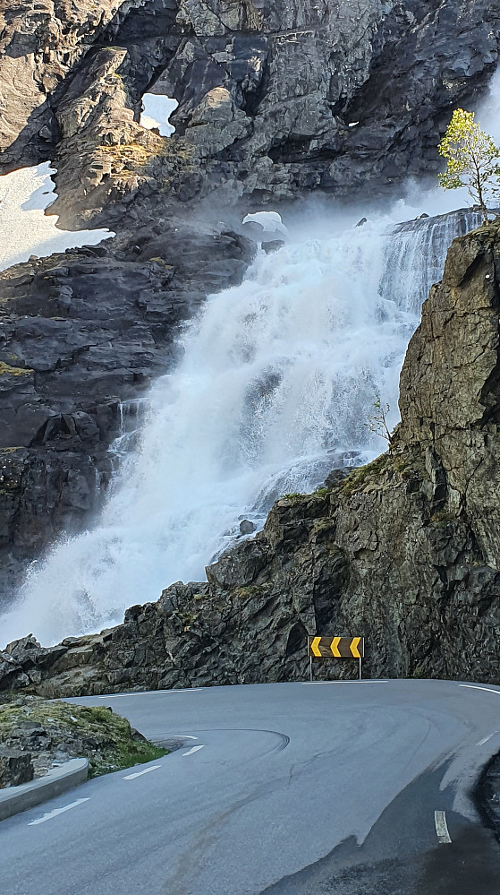 Imponerende fosser ned Trollstigen