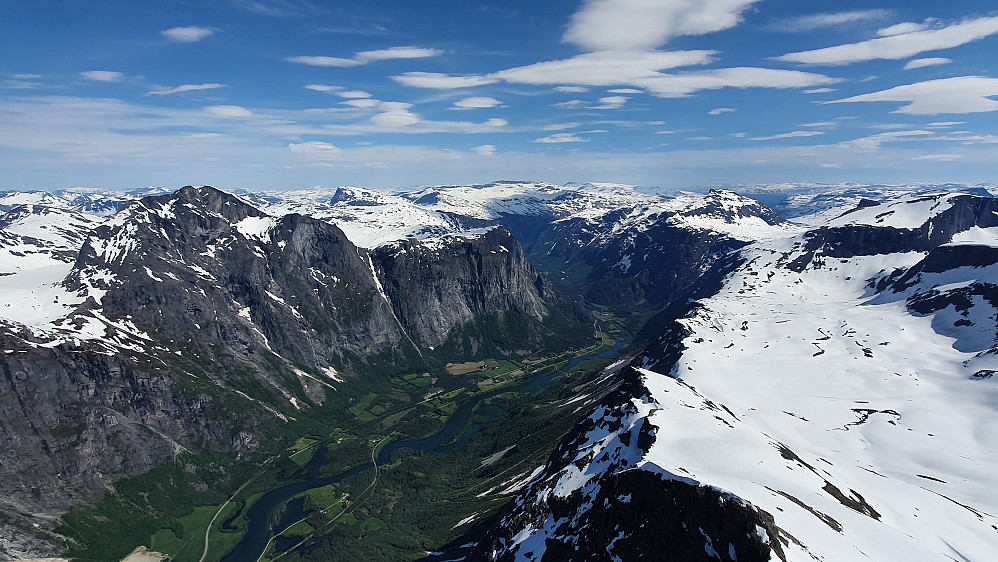 Ned i Romsdalen