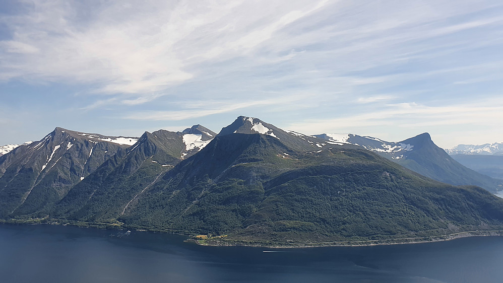 Bergehornet, Grøtshornet, Liahornet og Liadalsnipa på andre siden av Vartdalsfjorden