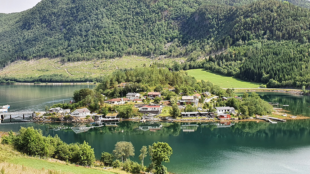 Lerheimshaugen sett fra under Haugane. Haugane og Lerheimshaugen meget korte turer