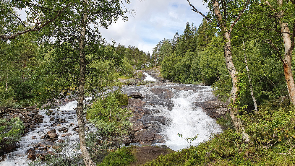 Opp langs Bøverfossen