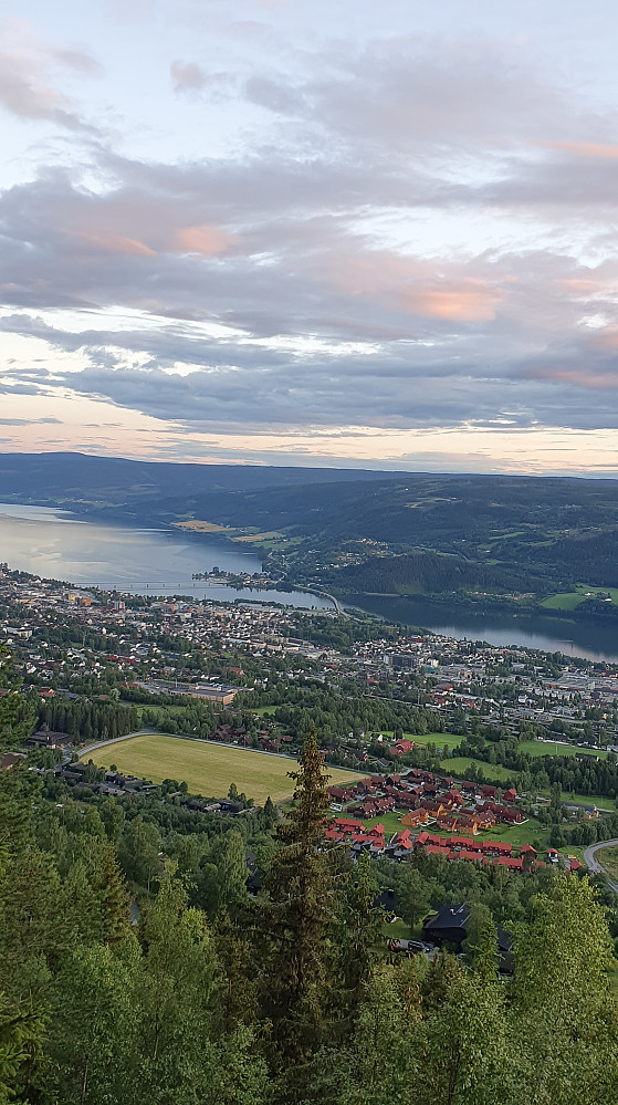 Nydelig kveldsstemning, og flott utsiktspunkt over Lillehammer 