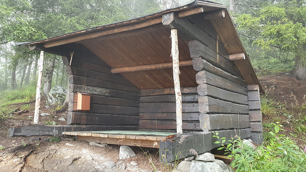 Gapahuken på Hansvehaugen (trodde Hansvehaugen bare var et utsiktspunkt, så gikk ikke oppom topp-punktet..)