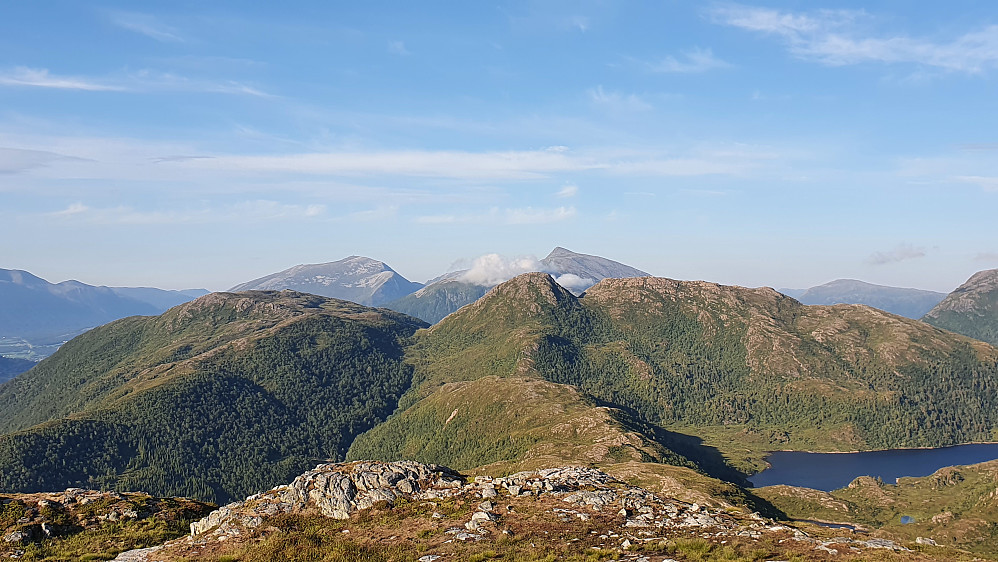 Nærmest: Holshaugen/Røssholsfjellet, Såta og Skolmelia