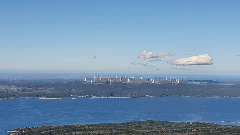 Mot vindmøllene på Hitra (og også Frøya lenger bak)