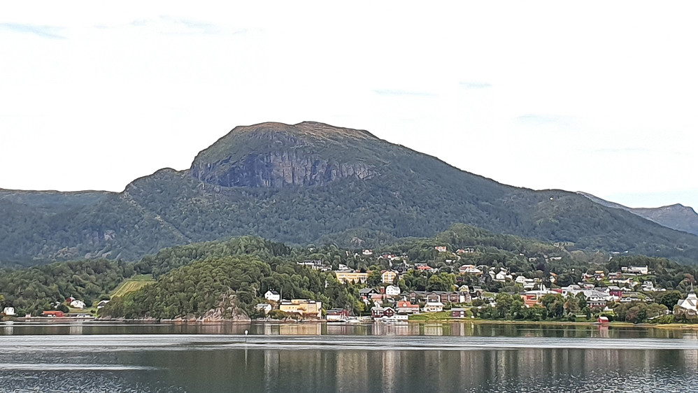 Bergsfjellet og Aure sett fra Ruøybrua 