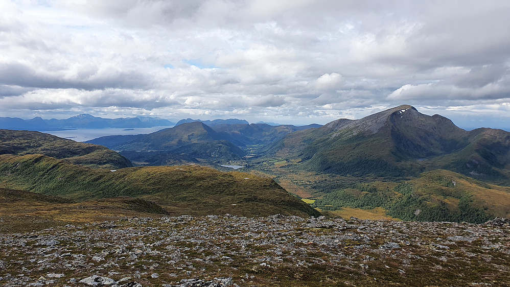 Tusten og Urfjellet på hver side av Skaret