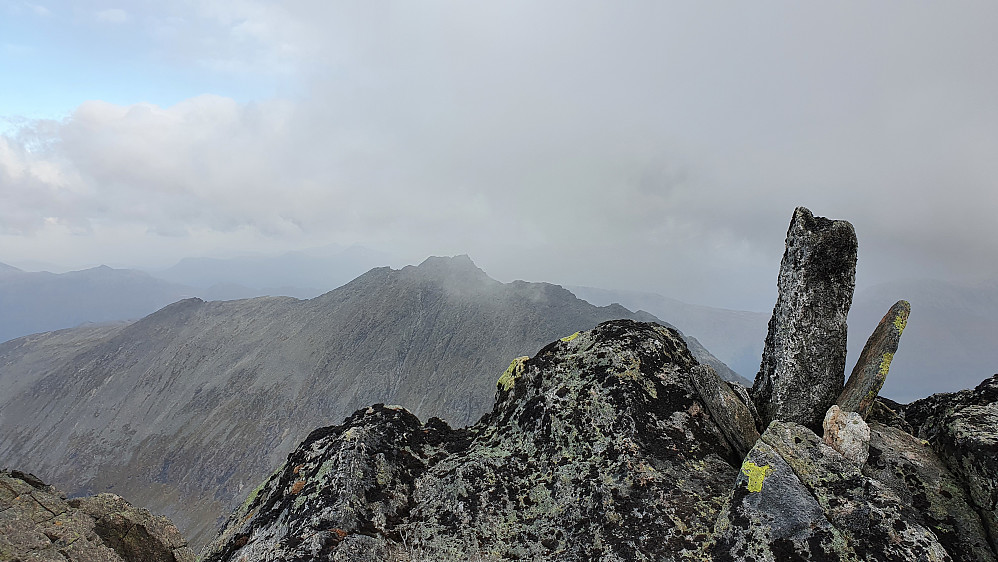 På Ryssdalsnebba i en enorm vind, utsikt mot Skrommelnebba.