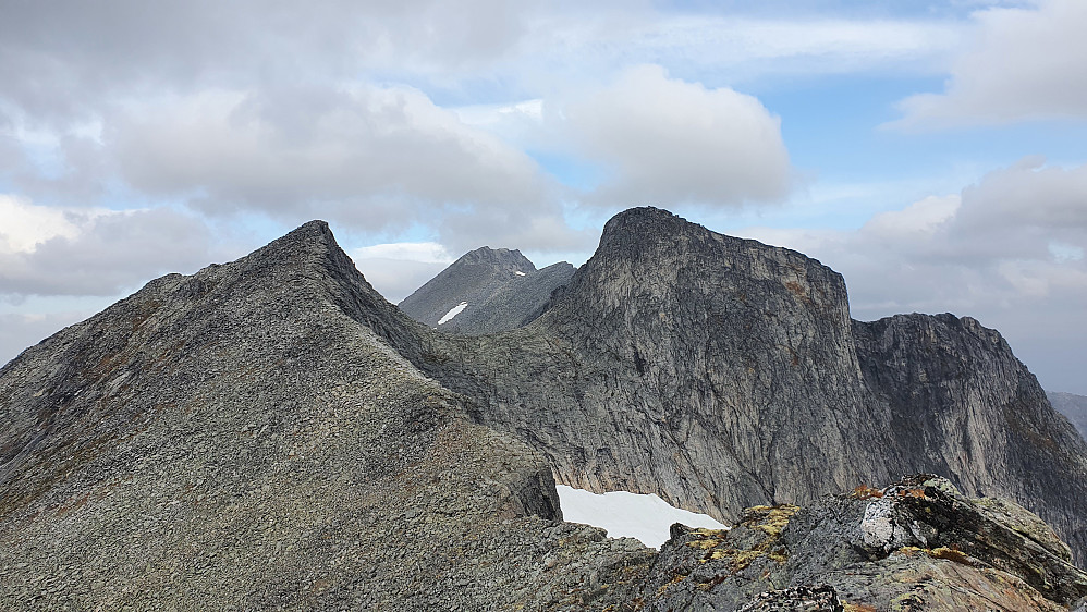 Neste topper er Staveskoren og Storgladnebba (og Ryssdalsnebba bakerst)