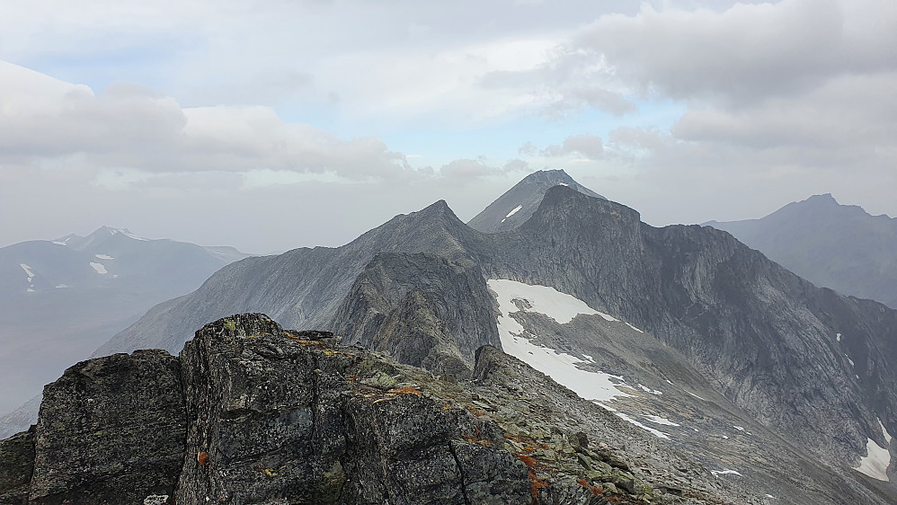 Ruten videre helt til Ryssdalsnebba bakerst.