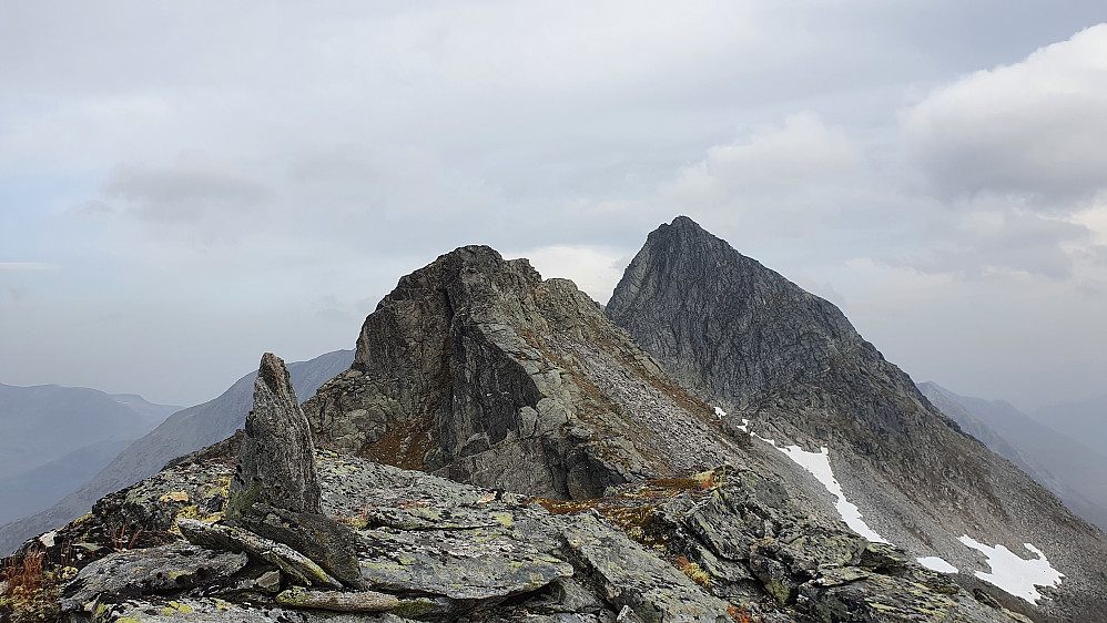 Oppe på dagens første topp Glennfjellet sør. Mot Glennfjellet og Litlgladnebba.