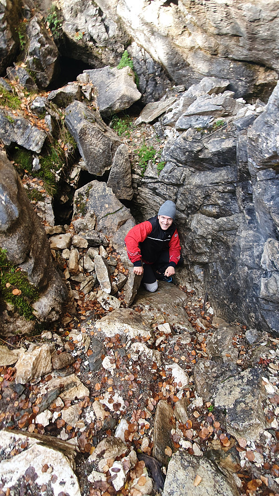 Arne kommer ut av trangt hull fra nedre grotte