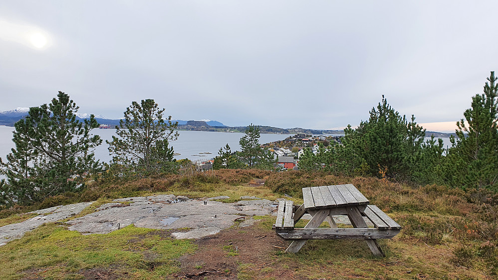 På høyeste punkt på Innlandet. Averøya og Bremsneshatten i det fjerne.