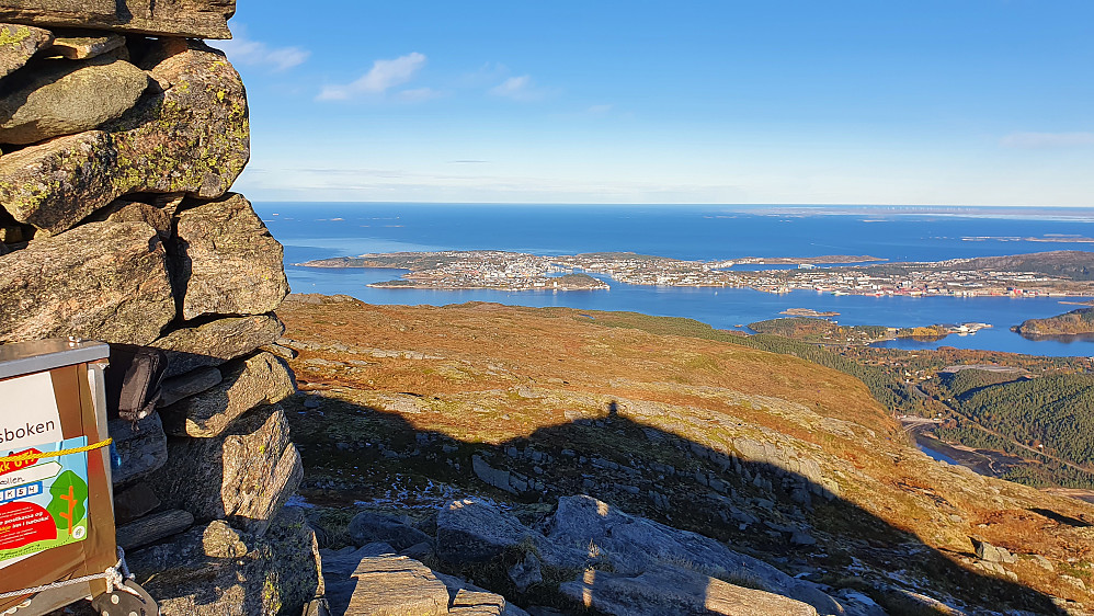 Første tur ble til de to høyeste toppene i Kristiansund kommune på Frei. Her ved varden på Freikollen med utsikt mot Kristiansund