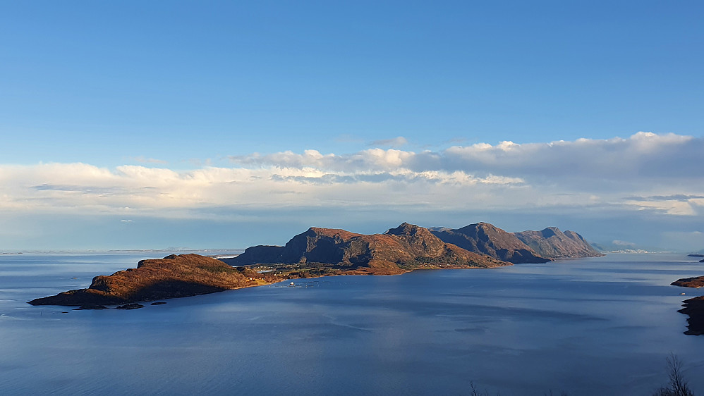 Ble utrolig fasinert av utsikten mot øyene på veg opp mot Hellandshornet. Her mot Dryna, Midøya og Otrøya. Molde bak til høyre.