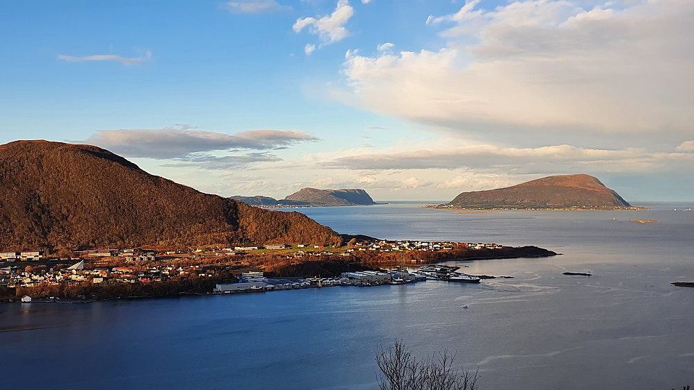 Synnaland foran Haramsøya og Skuløya