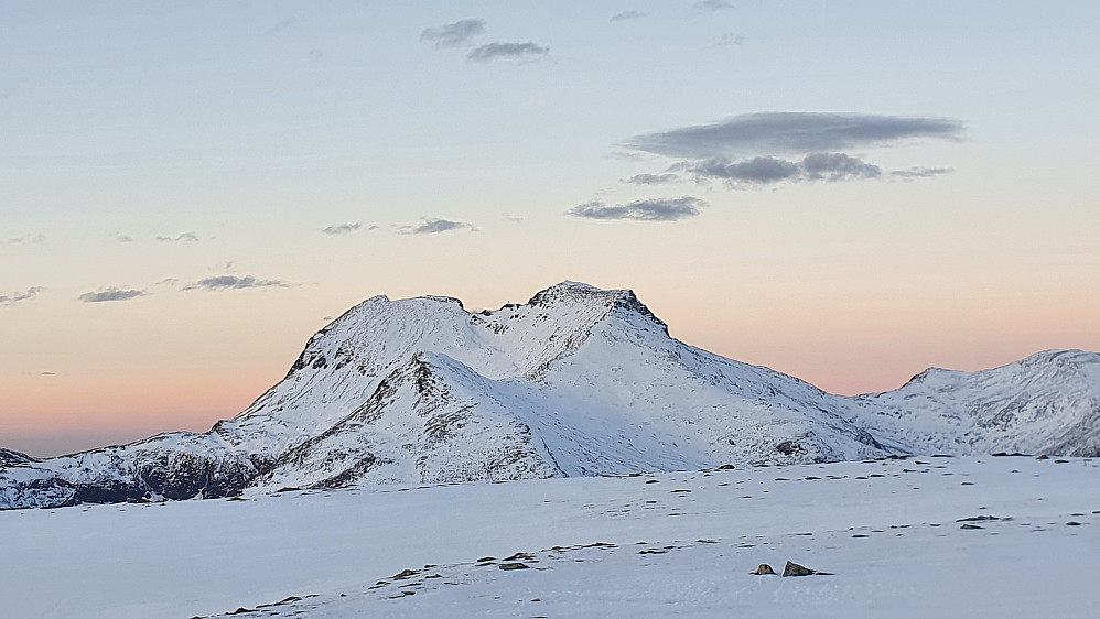 Snøtind/Stortussen ruver godt fra Raudheia