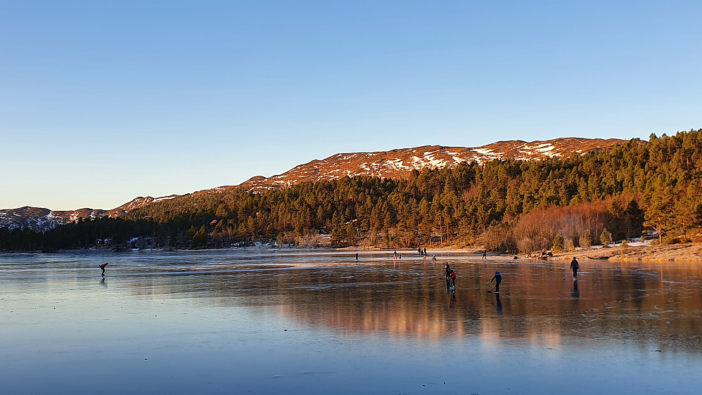 Mye folk på skøyter på Øverlandsvatnet 