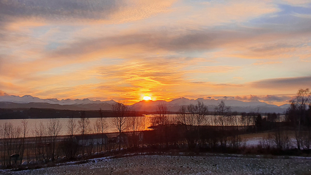 Solnedgang i Myrvegen