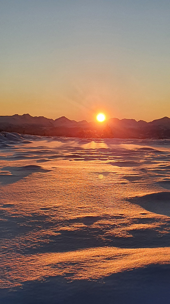 Sola går ned i Moldepanoramaet