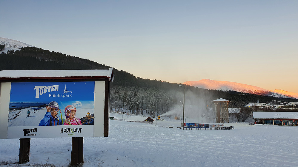 Snøkanonene går for fullt på Tusten skiheiser