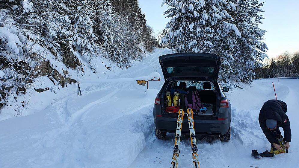 Takk til GeirI, som hadde måkt opp parkering i går (og tråkket spor opp lia) :-)