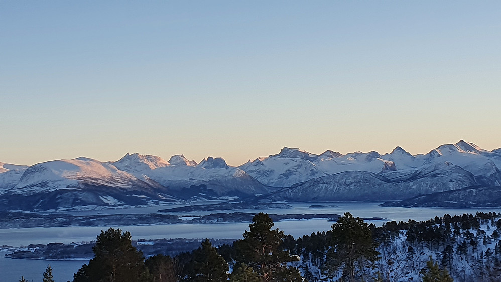 Litt av Moldepanoramaet - mange kjente fjell her