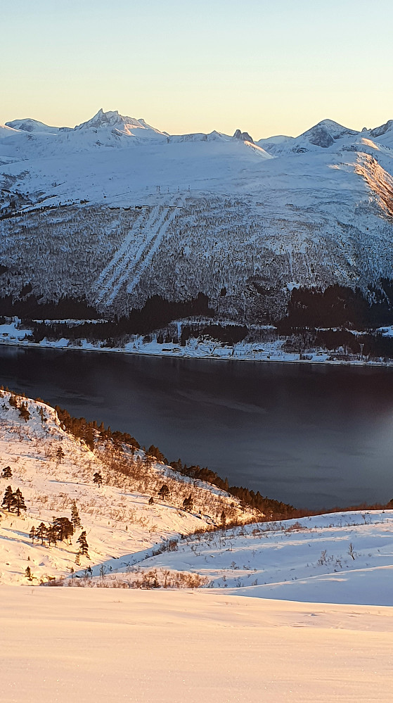 Store Vengetind og Romsdalshorn troner bak Langfjorden 