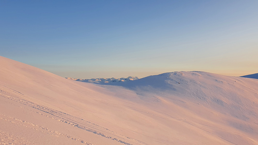 Kjente fjell dukker opp bak sørtoppen. Artig kjøring ned der i går.