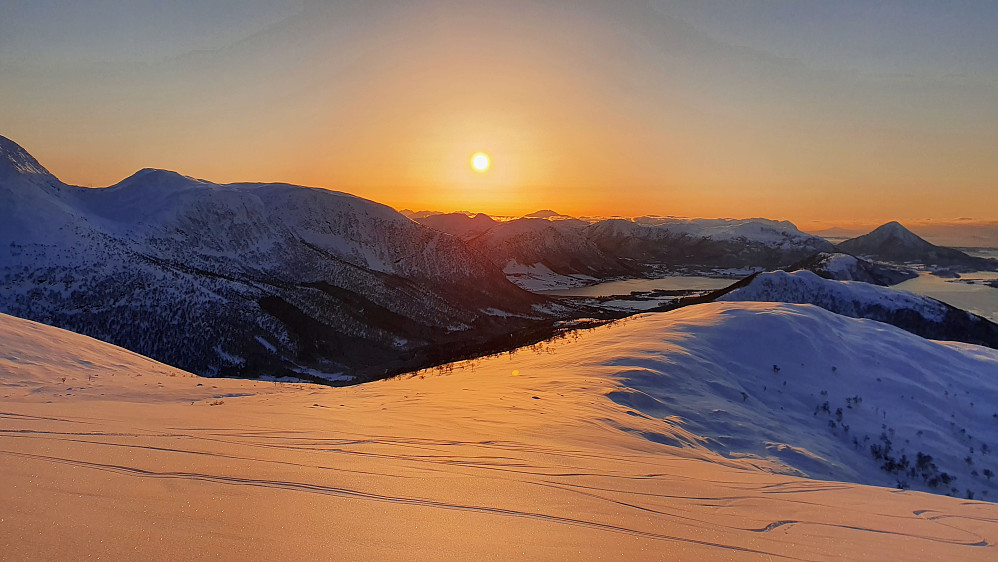 Begynner å bli fin solnedgang bak Låglitua