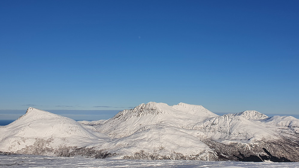 Sørtussen, Stortussen/Snøtind og Harstadfjellet