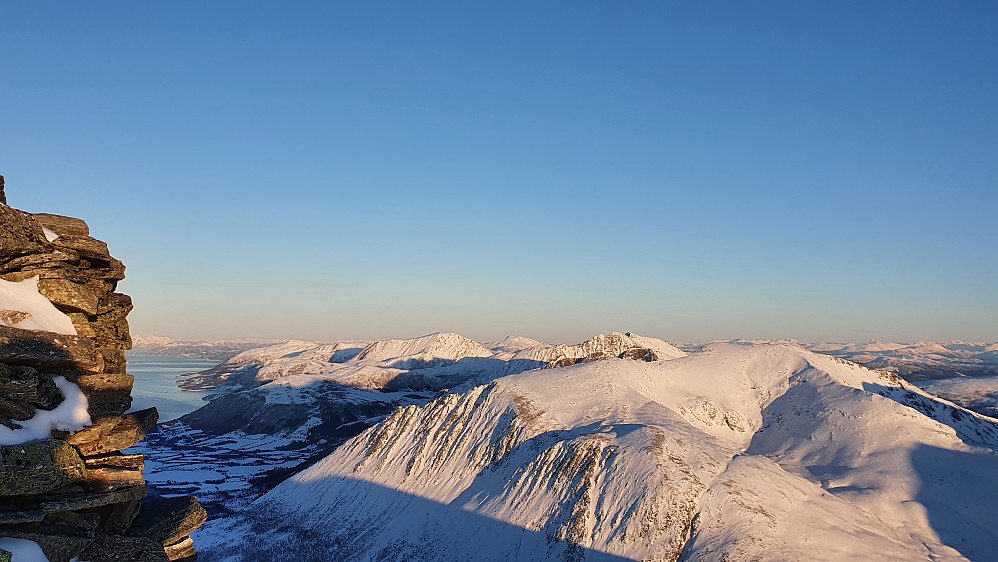 Luten nærmest. Harstadfjellet, Reinsfjellet og Stortussen/Snøtind bak.