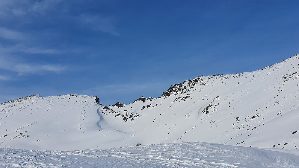 Oppe på skaret mellom Litltussen og Snøtind. Dagens topper, og de to første nedkjøringene i horisonten.