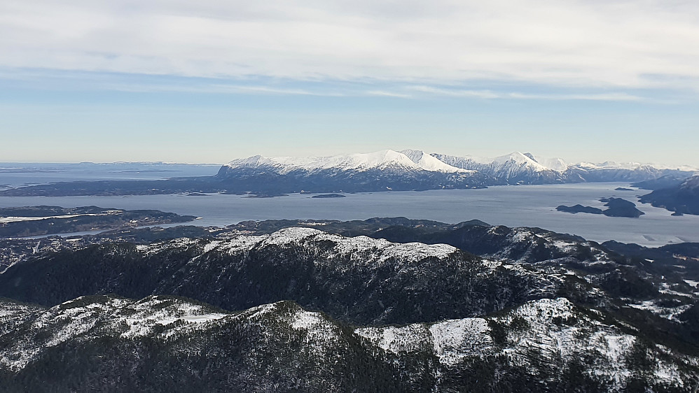 Mot Tustna, med Kistfjellet og Breilia foran