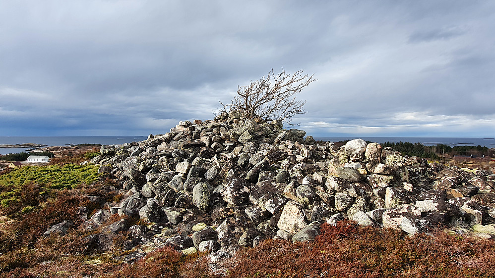 Mye stein på Storvarden på Storsandøya. Har tydeligvis vært en kjempevarde her en gang.