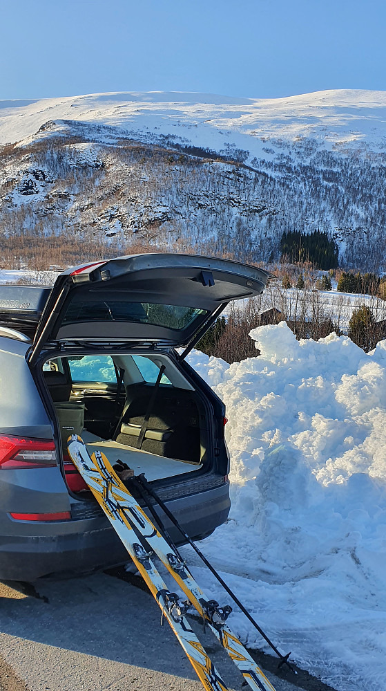 Fornøyd tilbake ved bilen igjen, med dagens topp i bakgrunnen. 