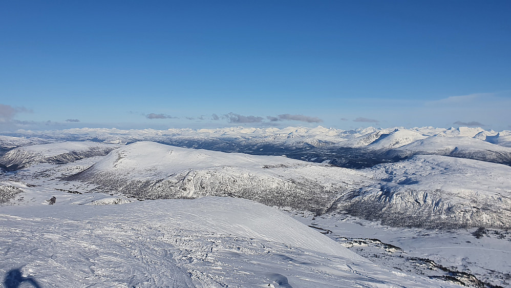 Nydelig utsikt på toppen i dag.  Her mot Maifjellet og Lønsetfjellet. 