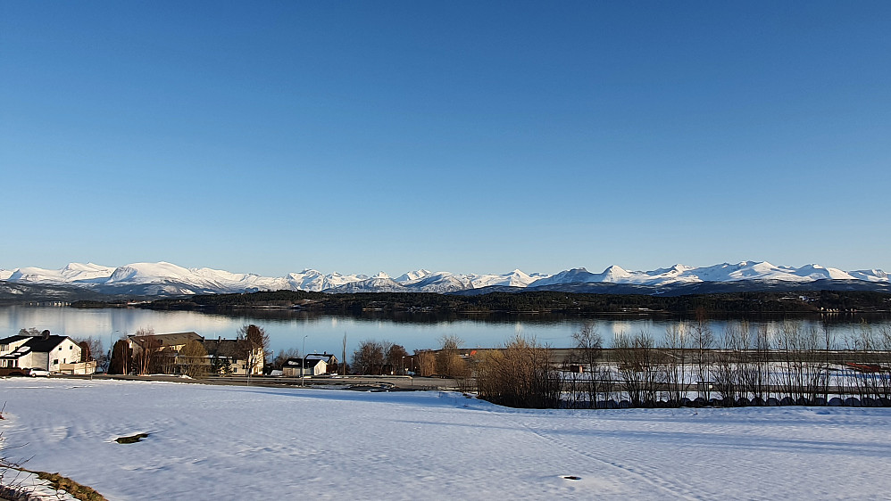 Tarløysa til venstre knipset fra terrassen ved hjemkomst 