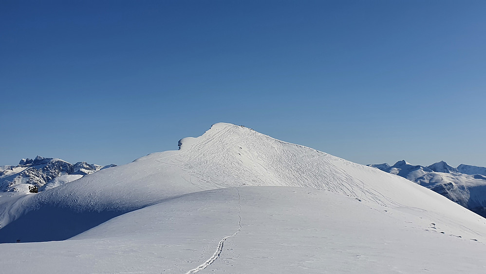 Tarløysa knipset fra nordtoppen. Godt besøkt topp!
