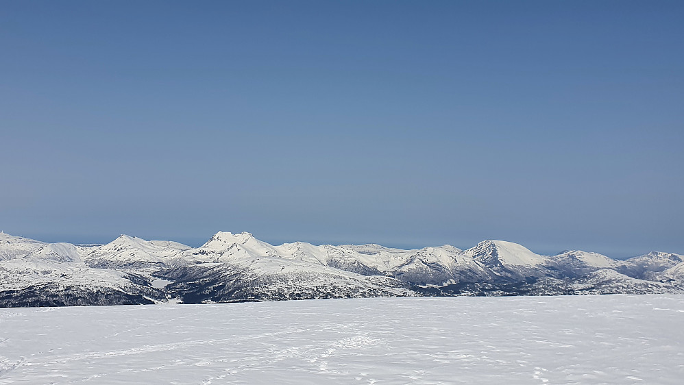 Stortussen/Snøtind og Harstadfjellet ruver mest