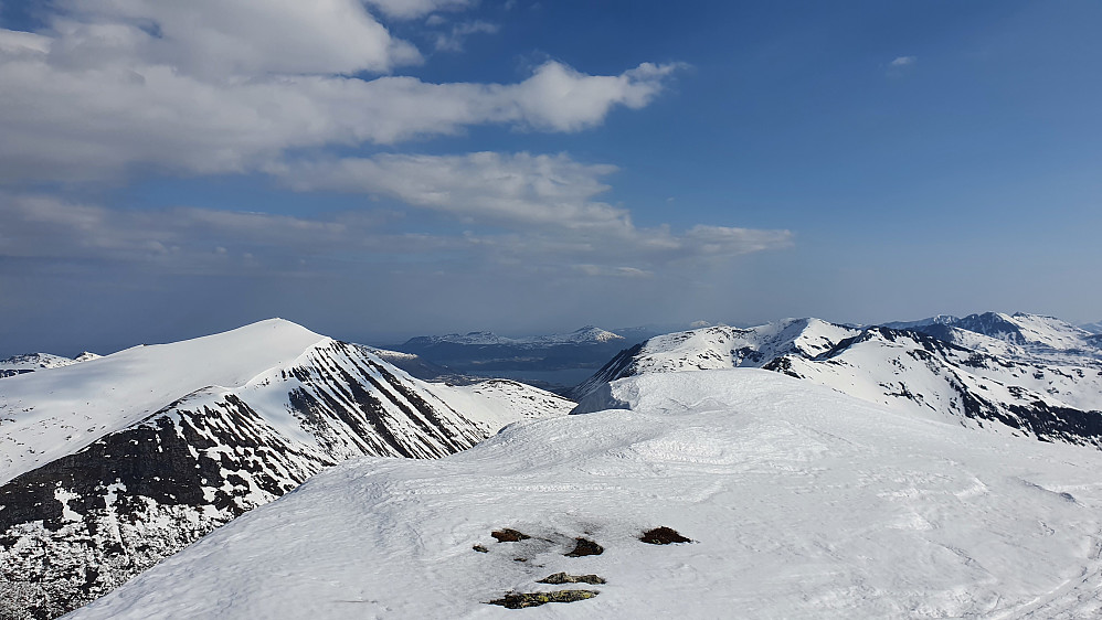 På Urfjellet - mot flotte fjell på Romsdalshalvøya (og Averøya i midten)